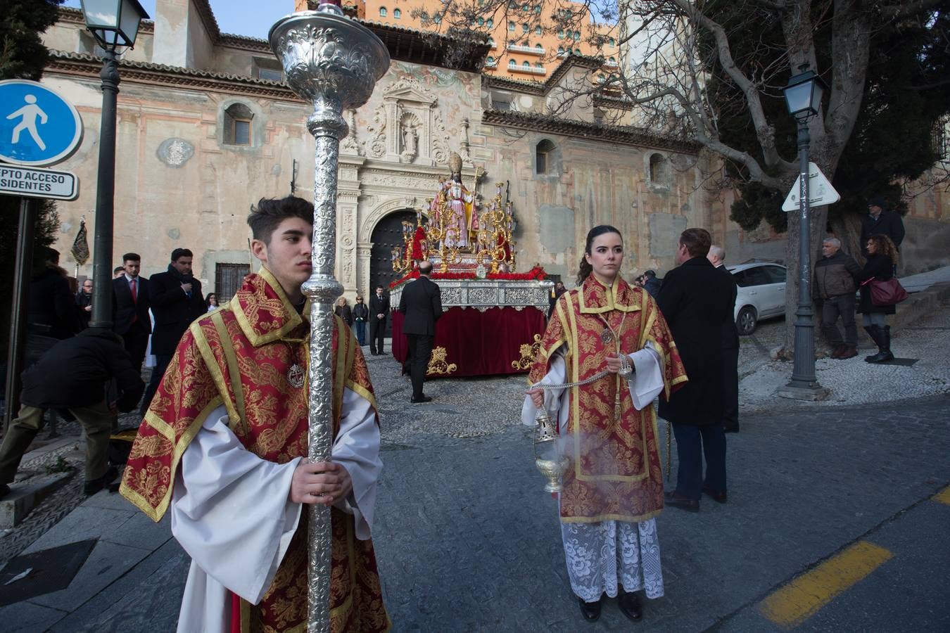 Decenas de personas se han echado a la calle para disfrutar de la procesión de San Cecilio