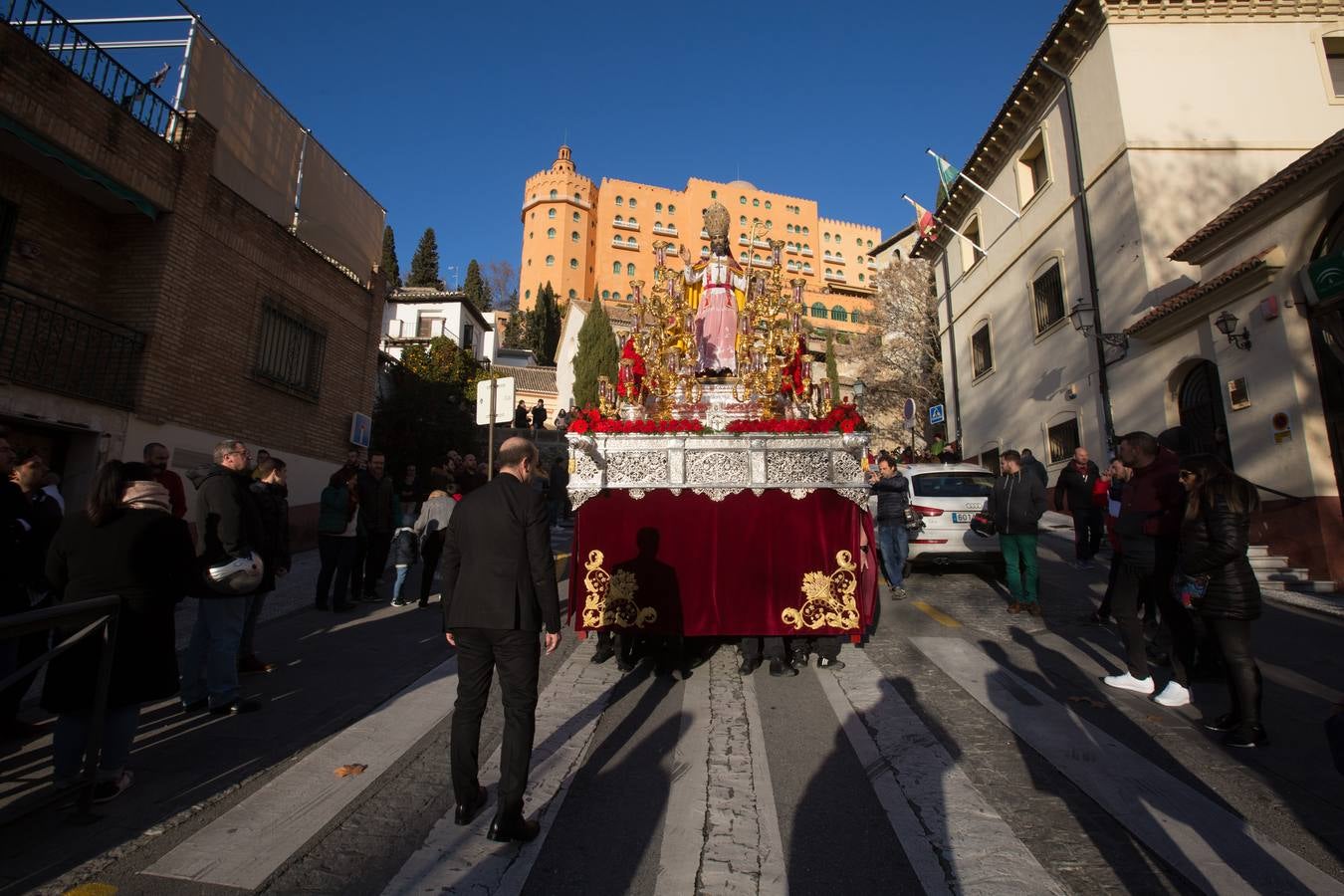 Decenas de personas se han echado a la calle para disfrutar de la procesión de San Cecilio