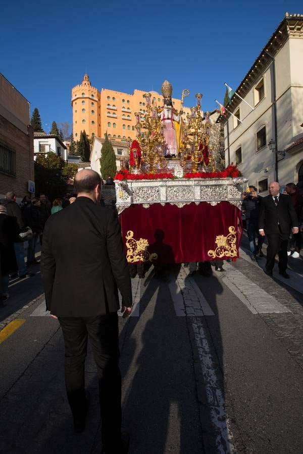 Decenas de personas se han echado a la calle para disfrutar de la procesión de San Cecilio