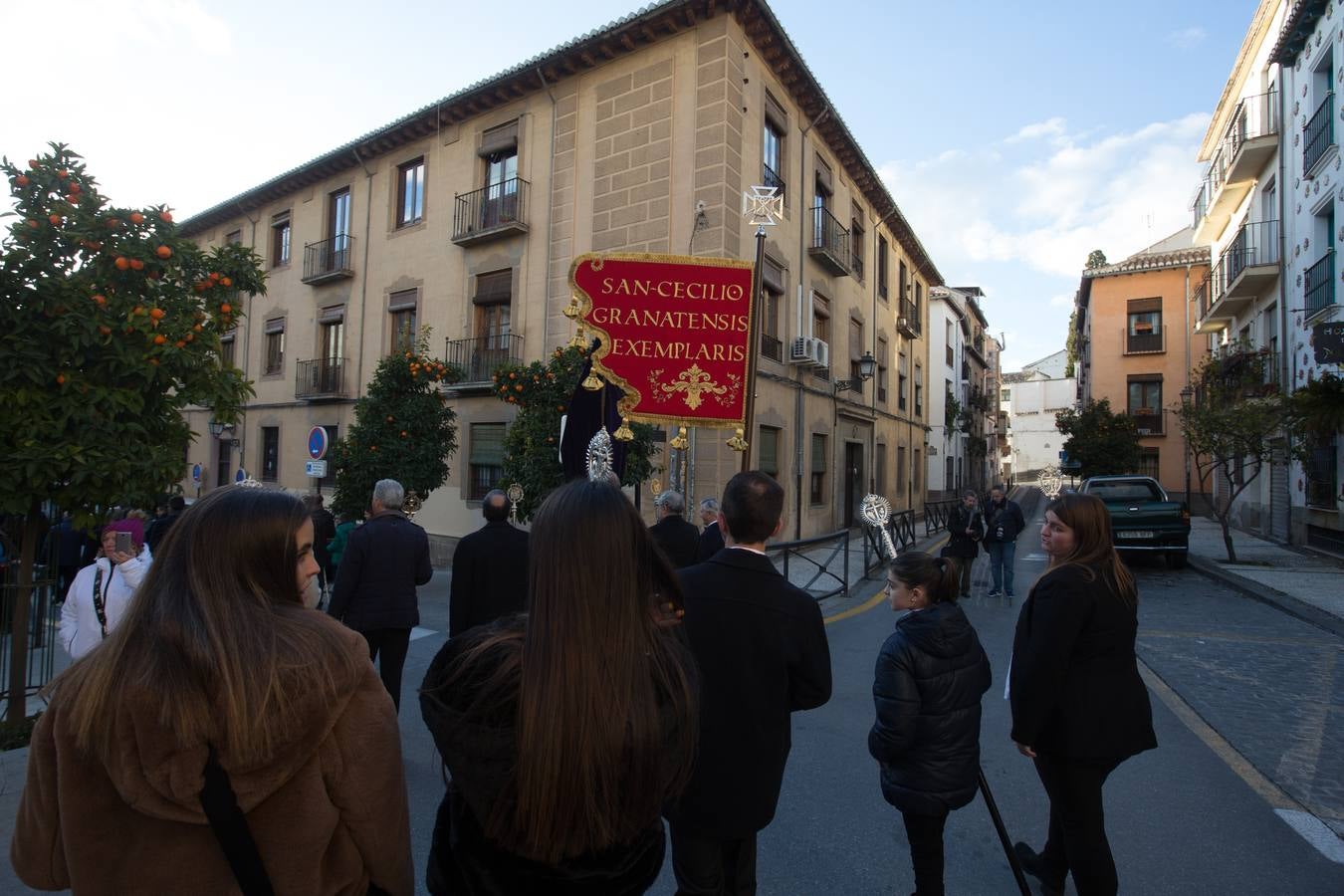 Decenas de personas se han echado a la calle para disfrutar de la procesión de San Cecilio