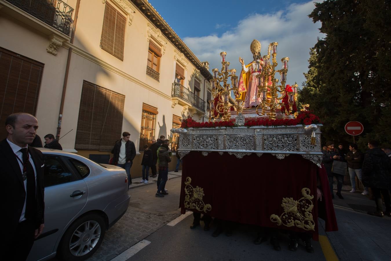 Decenas de personas se han echado a la calle para disfrutar de la procesión de San Cecilio