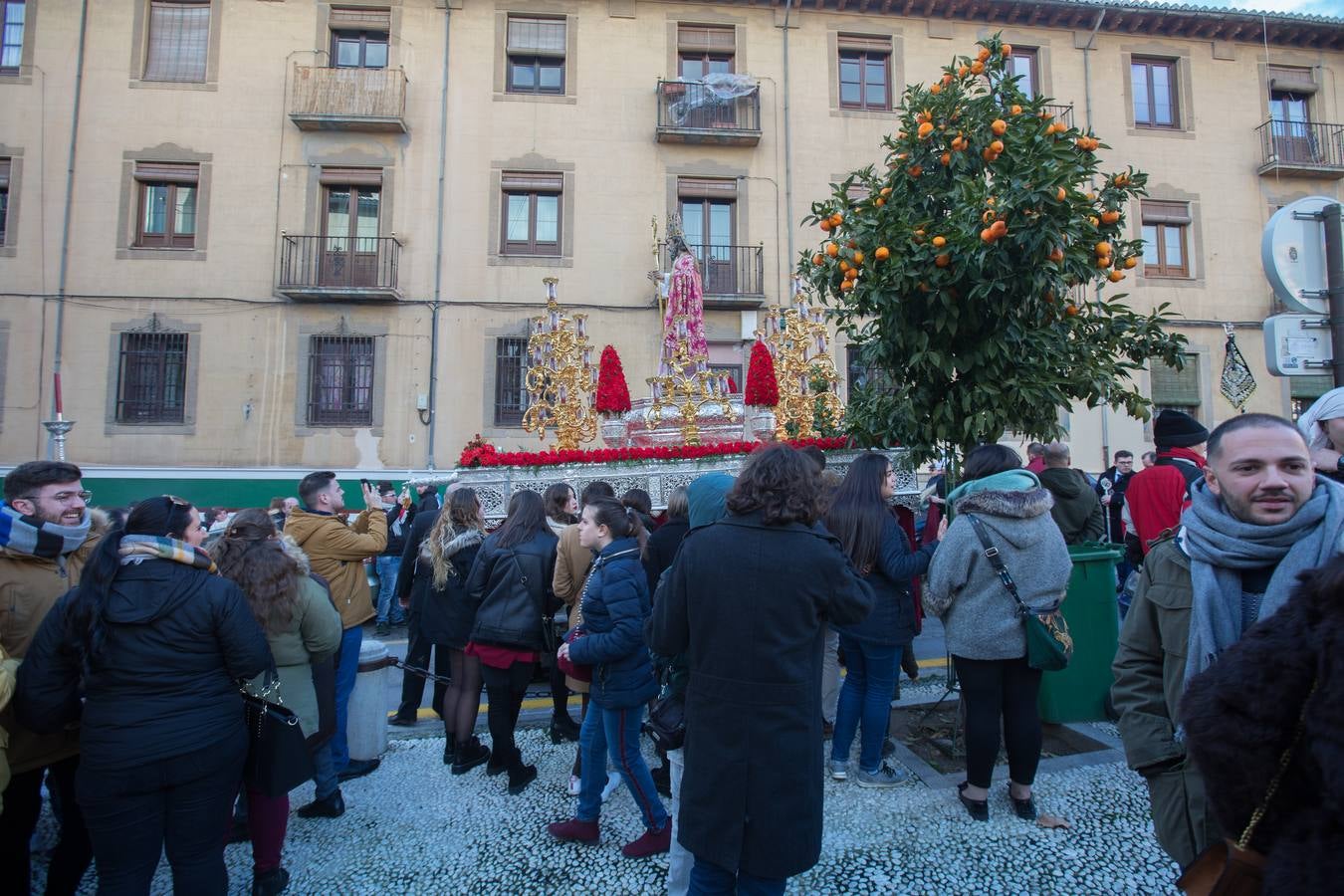 Decenas de personas se han echado a la calle para disfrutar de la procesión de San Cecilio