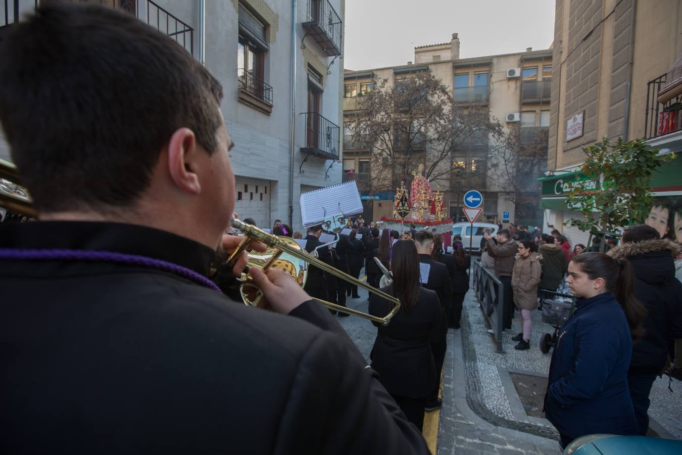 Decenas de personas se han echado a la calle para disfrutar de la procesión de San Cecilio