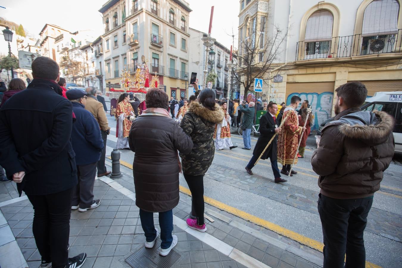 Decenas de personas se han echado a la calle para disfrutar de la procesión de San Cecilio