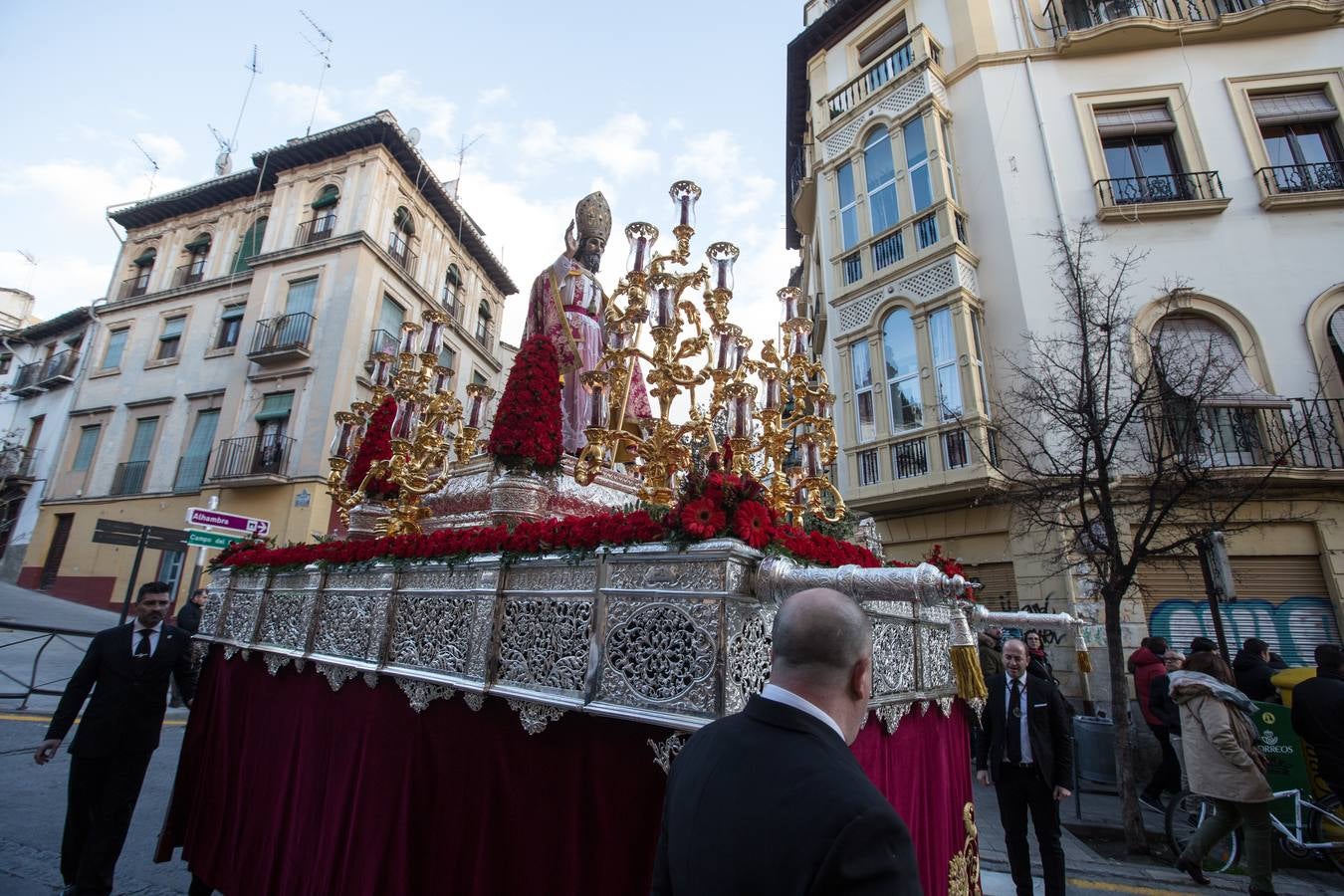 Decenas de personas se han echado a la calle para disfrutar de la procesión de San Cecilio