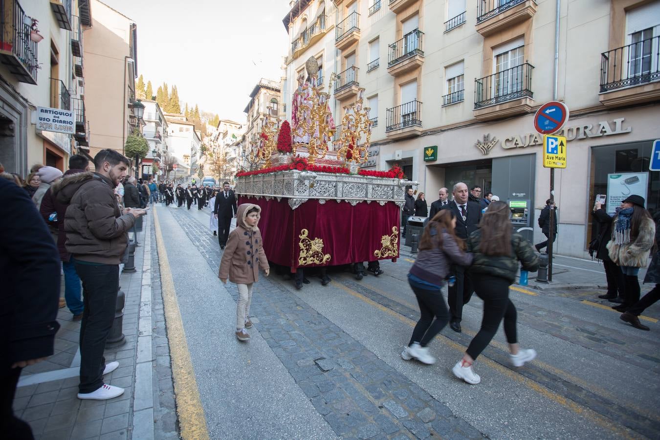 Decenas de personas se han echado a la calle para disfrutar de la procesión de San Cecilio