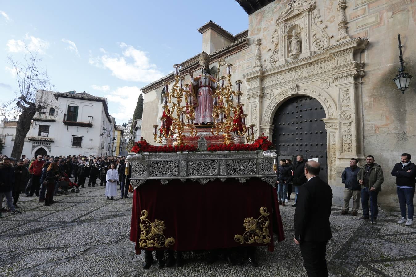 Decenas de personas se han echado a la calle para disfrutar de la procesión de San Cecilio