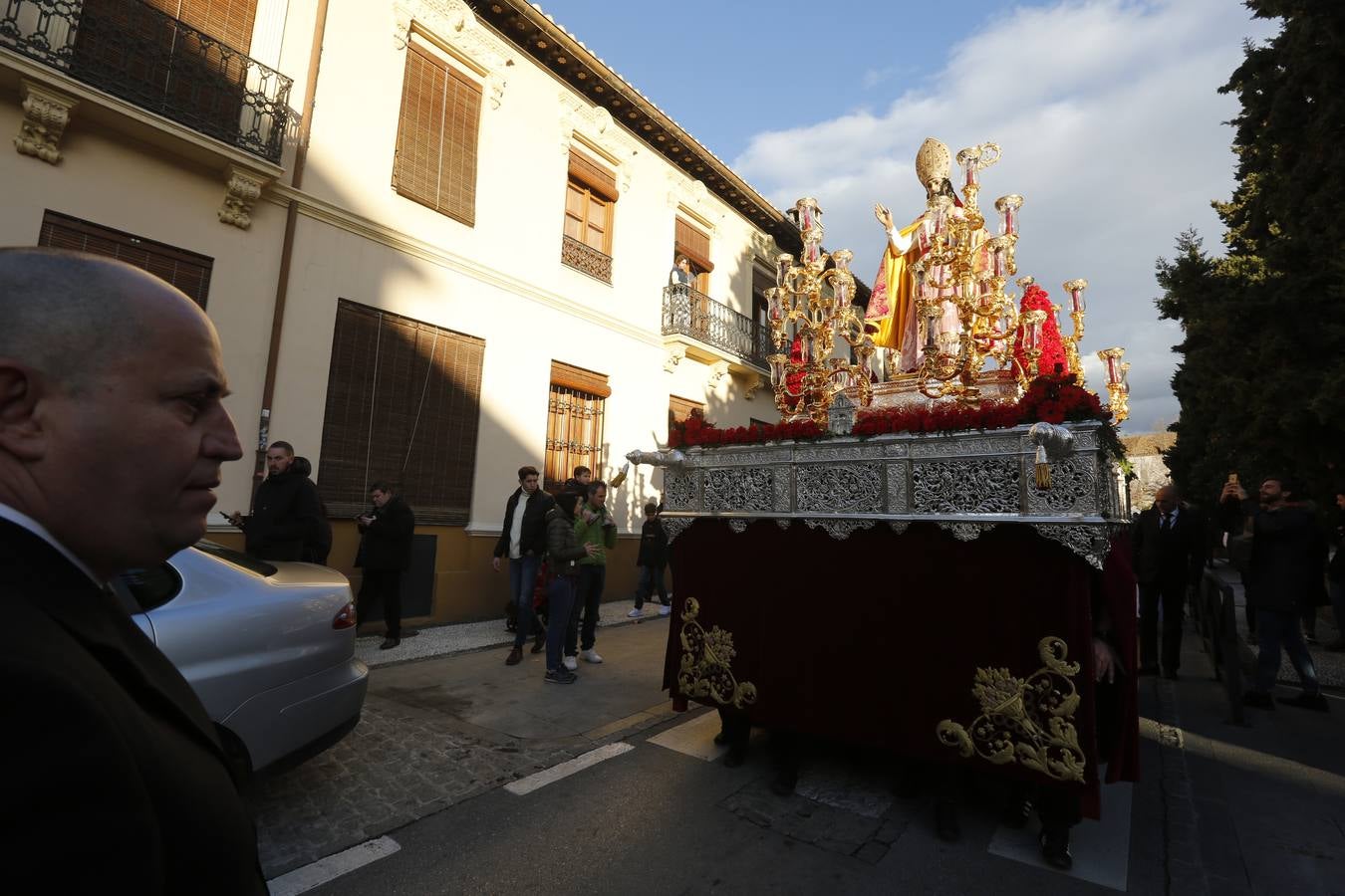 Decenas de personas se han echado a la calle para disfrutar de la procesión de San Cecilio
