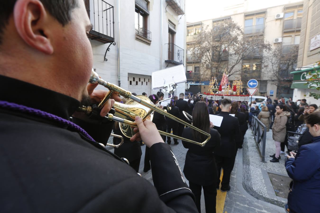 Decenas de personas se han echado a la calle para disfrutar de la procesión de San Cecilio