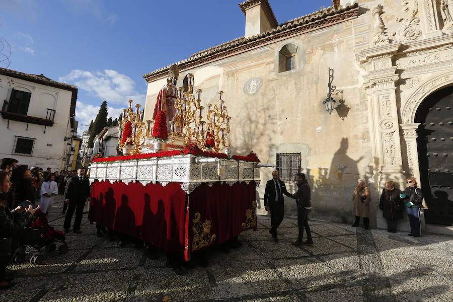 Decenas de personas se han echado a la calle para disfrutar de la procesión de San Cecilio