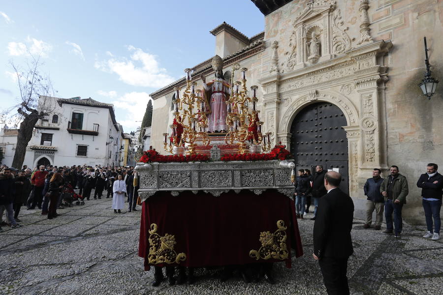 Decenas de personas se han echado a la calle para disfrutar de la procesión de San Cecilio