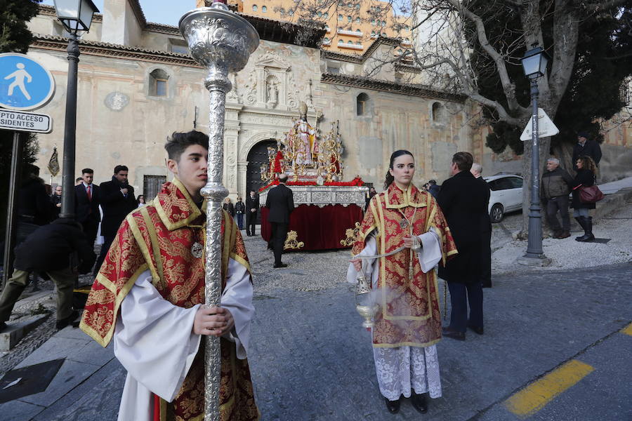 Decenas de personas se han echado a la calle para disfrutar de la procesión de San Cecilio