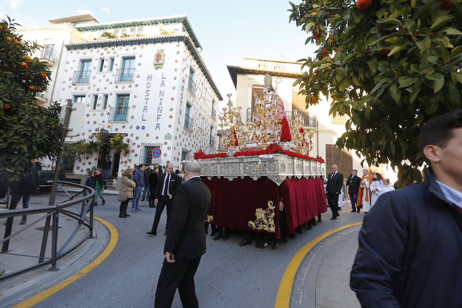 Decenas de personas se han echado a la calle para disfrutar de la procesión de San Cecilio