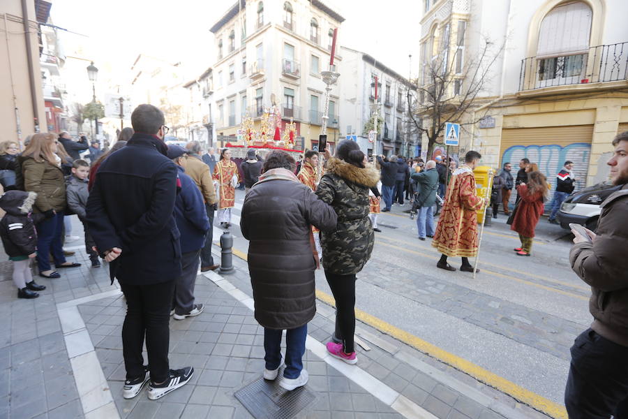 Decenas de personas se han echado a la calle para disfrutar de la procesión de San Cecilio