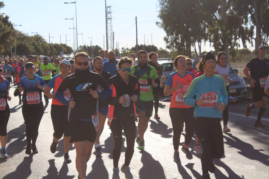 Alrededor de 4.700 corredores han tomado la salida en una mañana muy fría