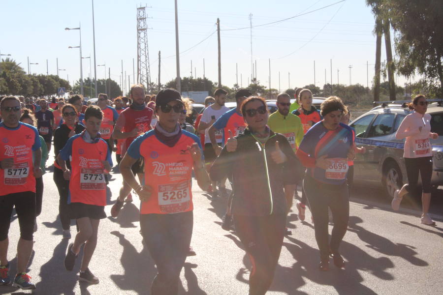 Alrededor de 4.700 corredores han tomado la salida en una mañana muy fría