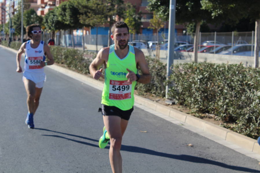 Alrededor de 4.700 corredores han tomado la salida en una mañana muy fría