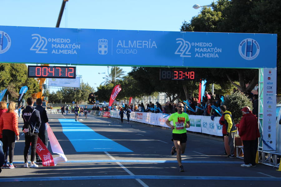 Alrededor de 4.700 corredores han tomado la salida en una mañana muy fría