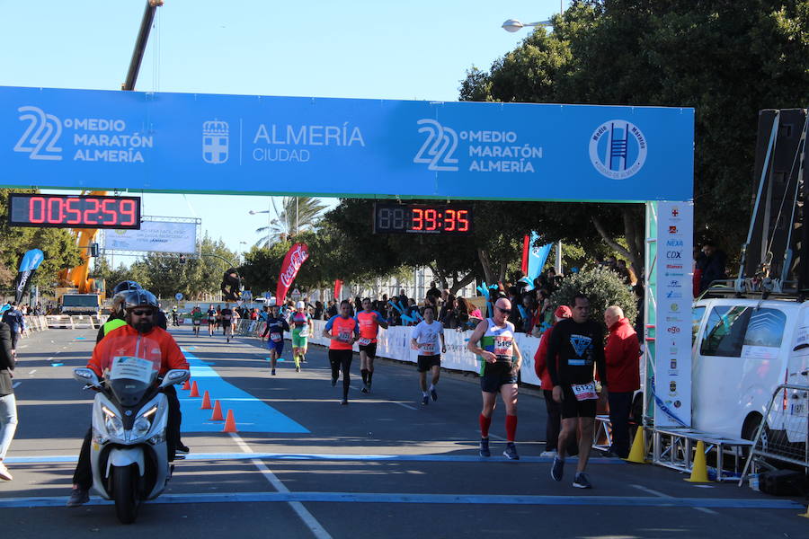 Alrededor de 4.700 corredores han tomado la salida en una mañana muy fría