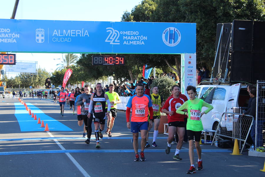 Alrededor de 4.700 corredores han tomado la salida en una mañana muy fría