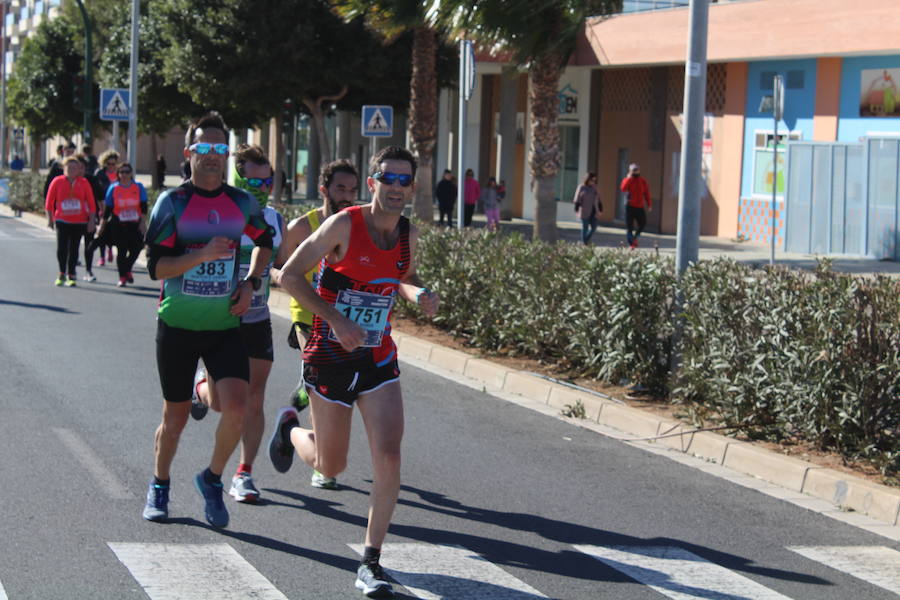 Alrededor de 4.700 corredores han tomado la salida en una mañana muy fría