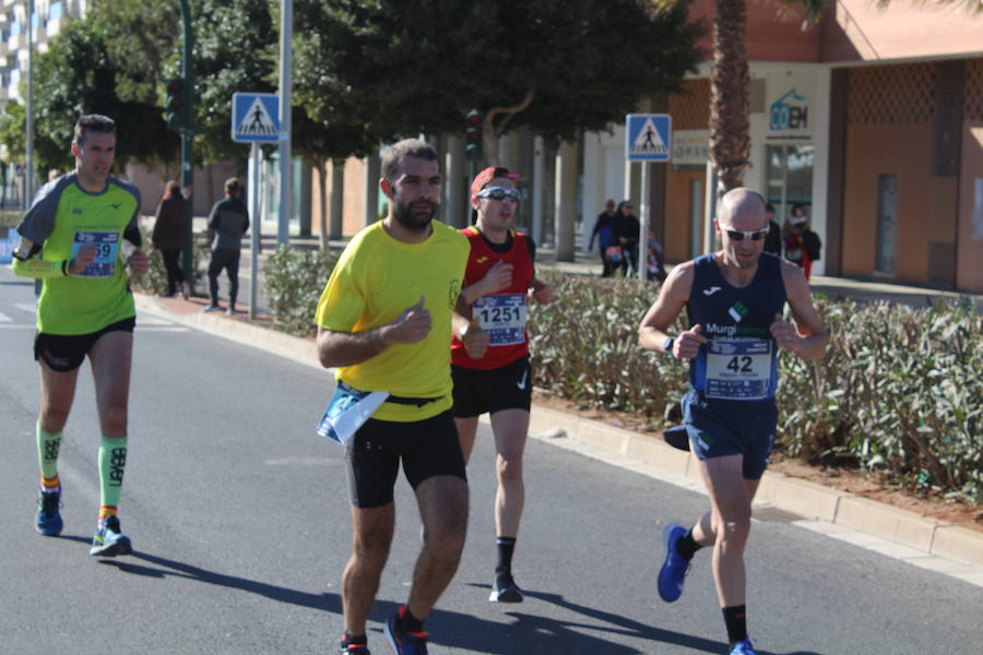 Alrededor de 4.700 corredores han tomado la salida en una mañana muy fría