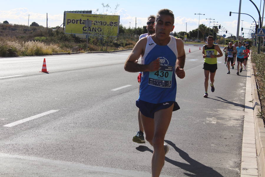 Alrededor de 4.700 corredores han tomado la salida en una mañana muy fría