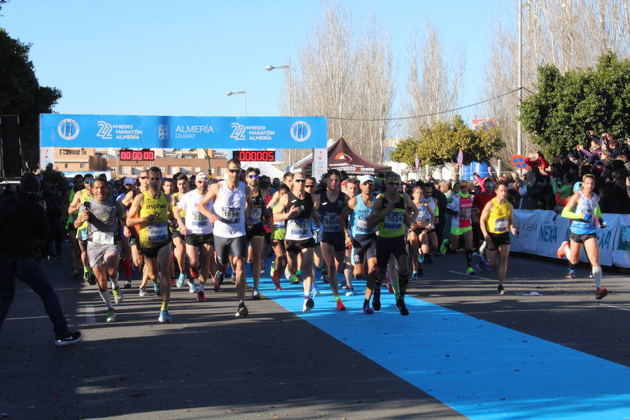 Alrededor de 4.700 corredores han tomado la salida en una mañana muy fría