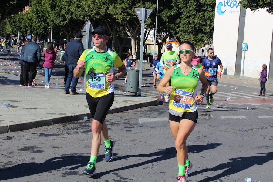 Alrededor de 4.700 corredores han tomado la salida en una mañana muy fría