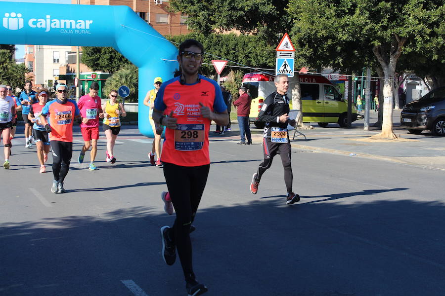 Alrededor de 4.700 corredores han tomado la salida en una mañana muy fría