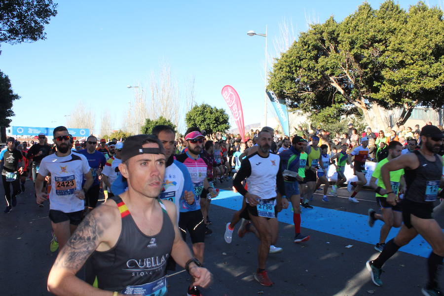 Alrededor de 4.700 corredores han tomado la salida en una mañana muy fría