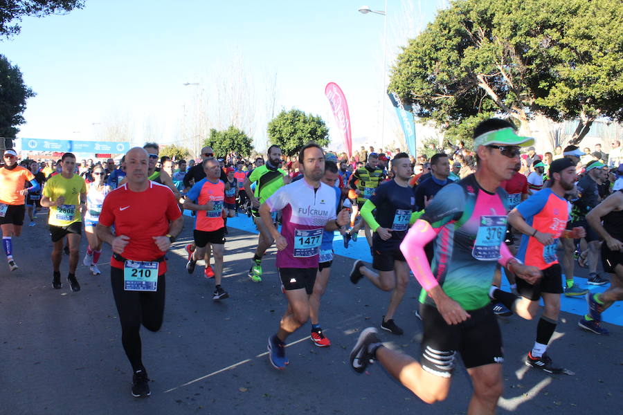 Alrededor de 4.700 corredores han tomado la salida en una mañana muy fría