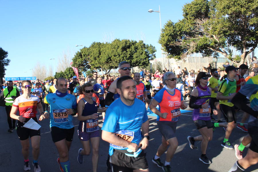 Alrededor de 4.700 corredores han tomado la salida en una mañana muy fría