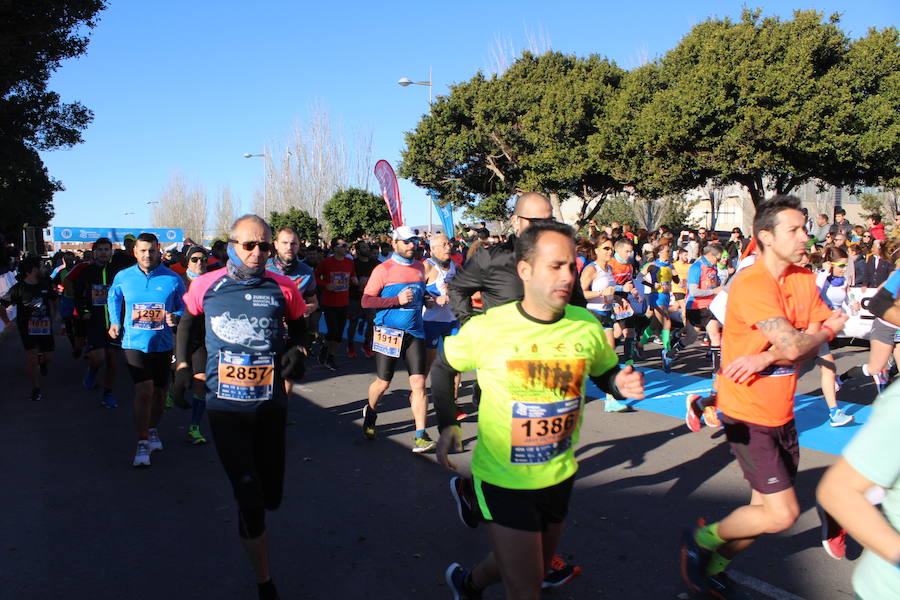 Alrededor de 4.700 corredores han tomado la salida en una mañana muy fría