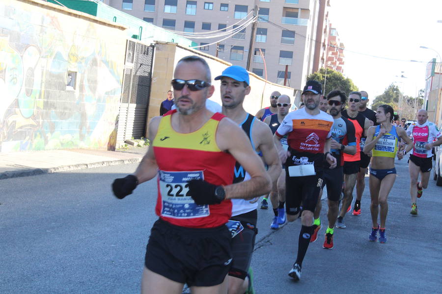 Alrededor de 4.700 corredores han tomado la salida en una mañana muy fría