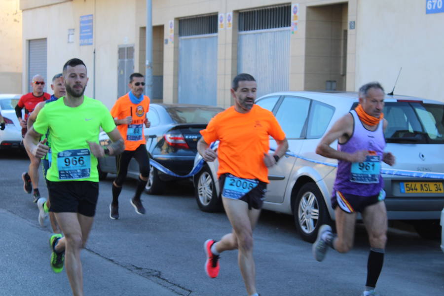 Alrededor de 4.700 corredores han tomado la salida en una mañana muy fría