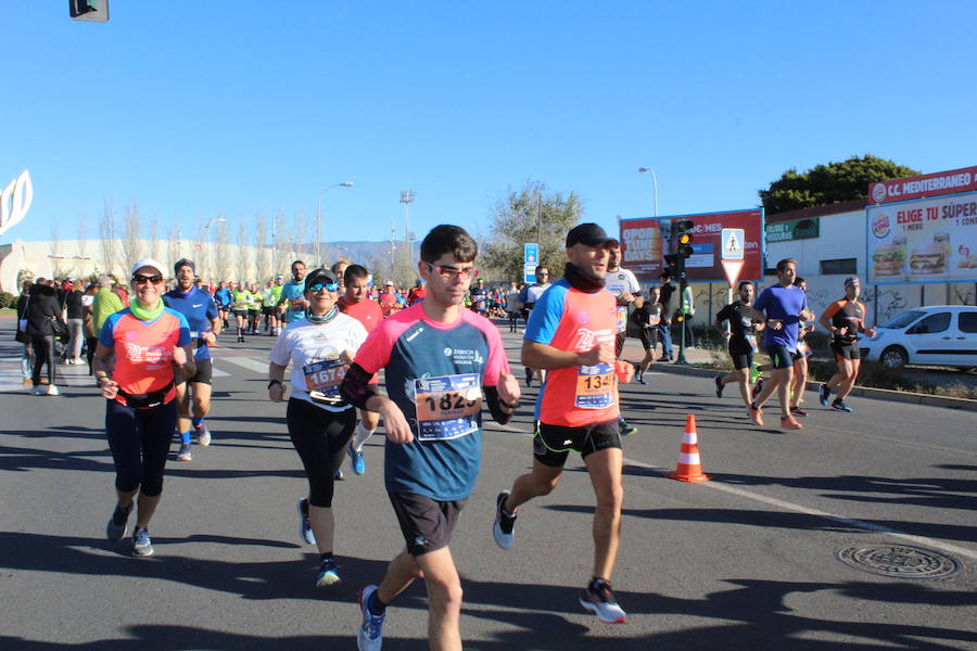 Alrededor de 4.700 corredores han tomado la salida en una mañana muy fría