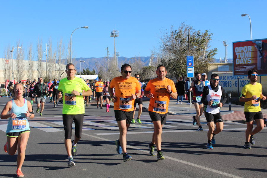 Alrededor de 4.700 corredores han tomado la salida en una mañana muy fría