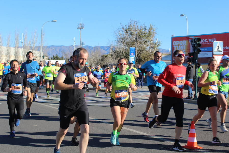 Alrededor de 4.700 corredores han tomado la salida en una mañana muy fría