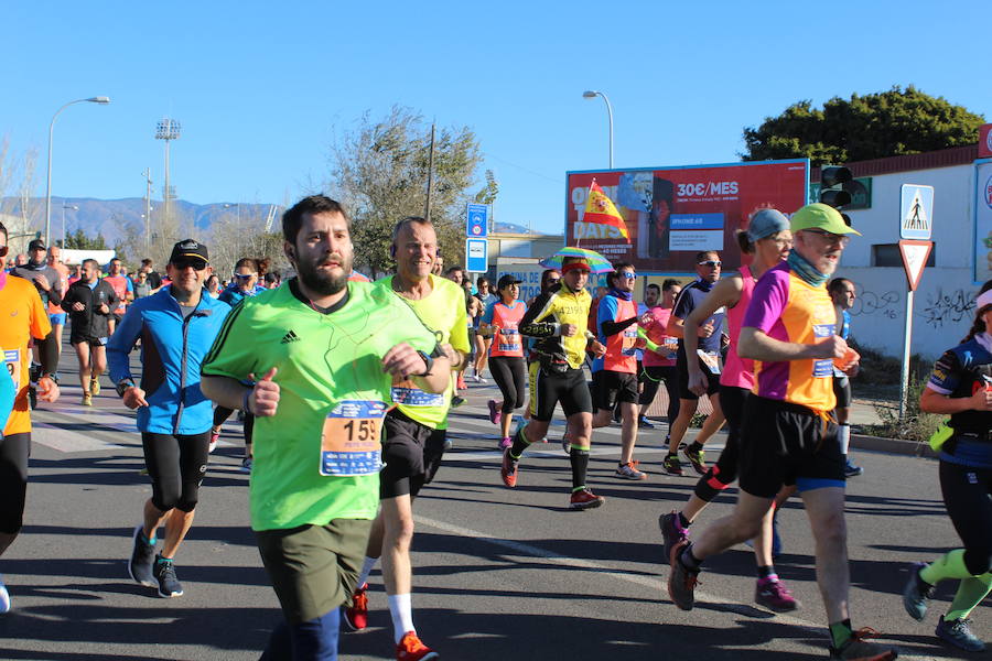 Alrededor de 4.700 corredores han tomado la salida en una mañana muy fría