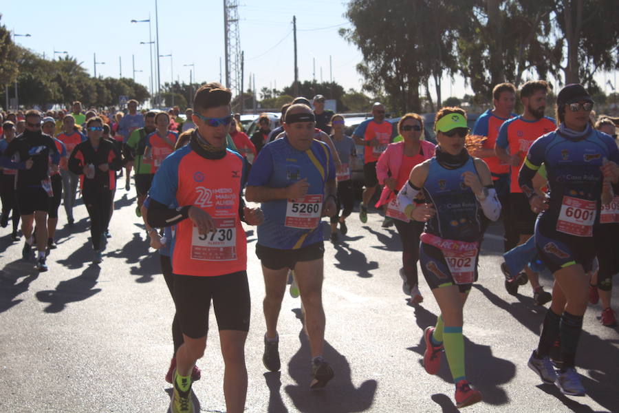 Alrededor de 4.700 corredores han tomado la salida en una mañana muy fría