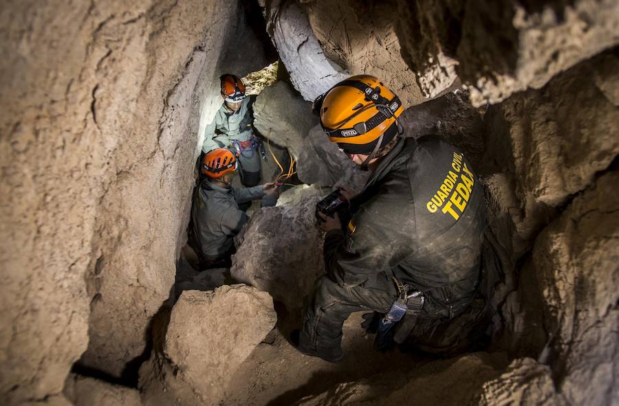 Tres de las cuatro microvoladuras para llegar al pozo de Totalán donde estaba el pequeño las hizo un agente de Granada y los primeros trabajos de coordinación los realizó su compañero