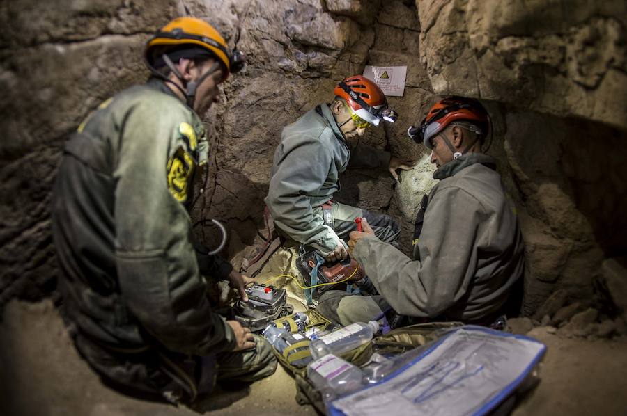 Tres de las cuatro microvoladuras para llegar al pozo de Totalán donde estaba el pequeño las hizo un agente de Granada y los primeros trabajos de coordinación los realizó su compañero