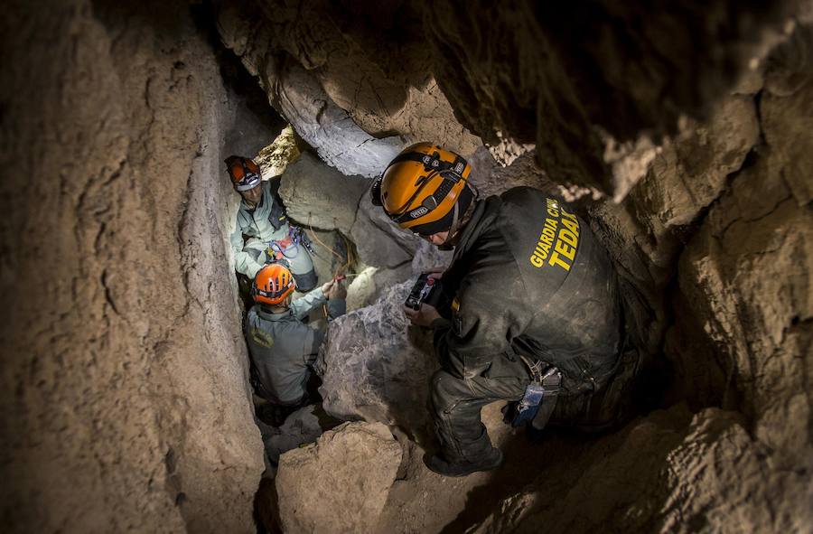 Tres de las cuatro microvoladuras para llegar al pozo de Totalán donde estaba el pequeño las hizo un agente de Granada y los primeros trabajos de coordinación los realizó su compañero