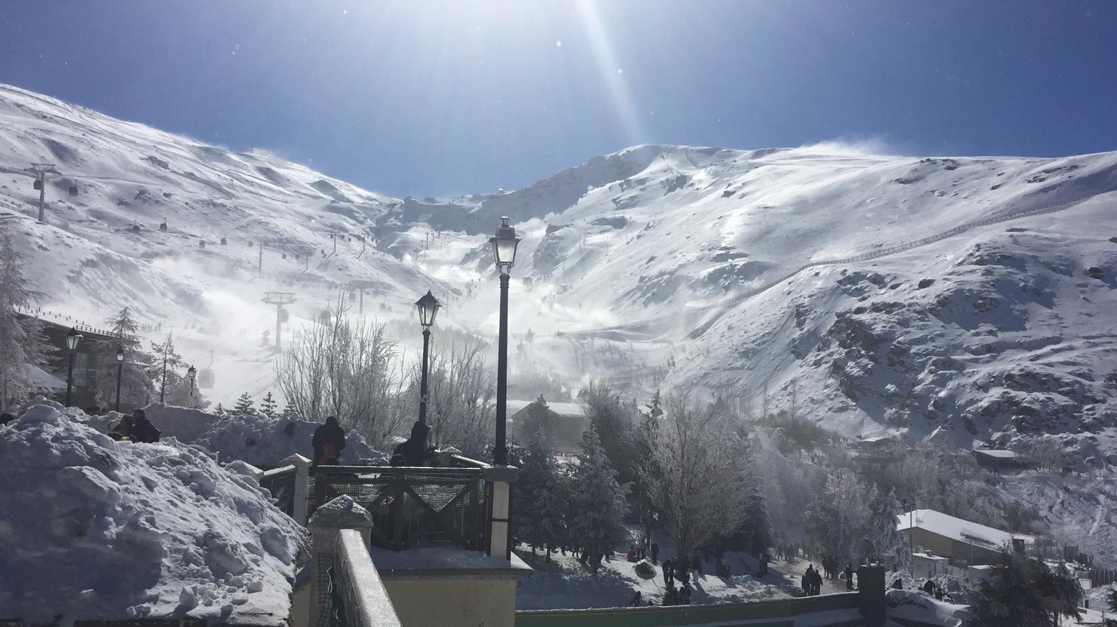 La estación de esquí ha abierto en la mañana de este domingo después de estar cerrada durante toda la jornada de este pasado sábado