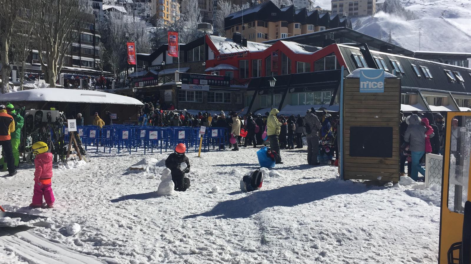 La estación de esquí ha abierto en la mañana de este domingo después de estar cerrada durante toda la jornada de este pasado sábado