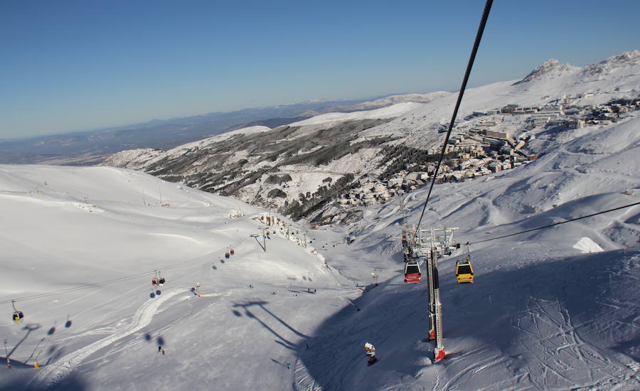 La estación de esquí ha abierto en la mañana de este domingo después de estar cerrada durante toda la jornada de este pasado sábado