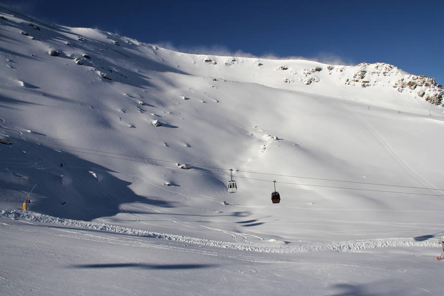 La estación de esquí ha abierto en la mañana de este domingo después de estar cerrada durante toda la jornada de este pasado sábado