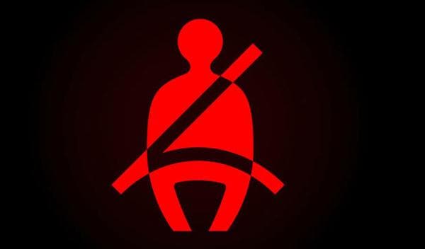 Cinturón de seguridad: cuando se enciende este testigo, significa que algún ocupante del vehículo no lleva abrochado el cinturón de seguridad. En algunos modelos cuenta, incluso, con una señal acústica que se activa cuando el coche se pone en marcha.