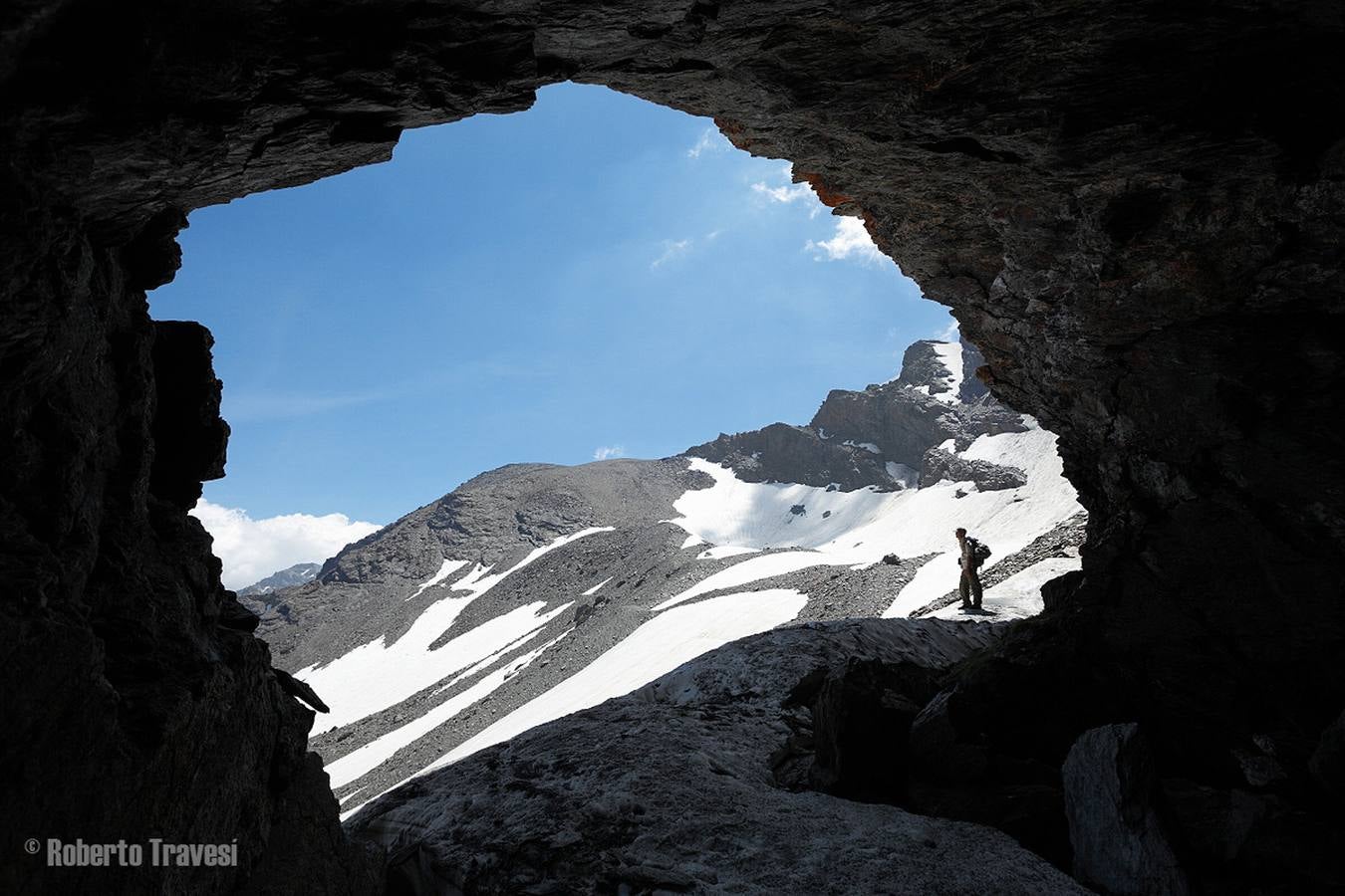 Una exposición muestra las construcciones situadas en la provincia víctimas del abandono y el olvido | Científicos y montañeros reconcocen las ancestrales estructuras de piedra, cabañas y cortijos de pastores, como iconos de las cumbres nevadenses